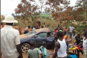 Bugesere:Ikamyo yari itwaye umucanga yagonze imodoka zari mu muhanda[AMAFOTO]