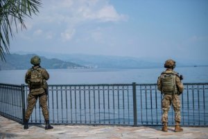 IFOTO Y'UMUNSI: Umusirikare w'u Rwanda yasuhuje uwa RDC mu buryo bwihariye