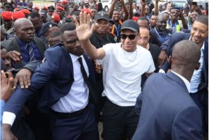 Mbappe yaraye yakiriwe nk'umwami muri Cameroon aho se akomoka [AMAFOTO]