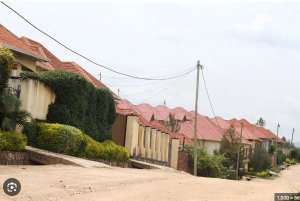 Abari batuye mu mazu yo mu mudugudu wo kwa Dubai bari gusaba inkunga Leta 