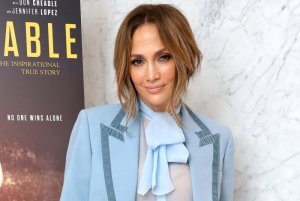 Jennifer Lopez yashimiye abafana be bamaranye imyaka 33
