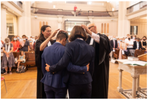 Ubufaransa: Abapasiteri 2 b'abagore bashyingiranwe ,abayoboke bitorero ryabo babiha umugisha[AMAFOTO]