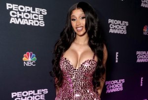 Card B arashinjwa ubutinganyi nyuma y'uko avuze ko akunda amabere y'abakobwa bagenzi be