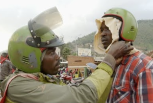 RURA yatangaje ko umumotari uzafatwa adafite ikirahure kuri Casque y'umugenzi azabihanirwa