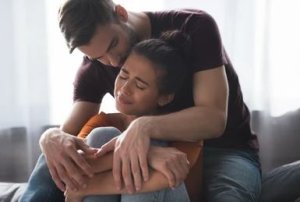 Menya uko wafasha umukunzi wawe igihe yababaye