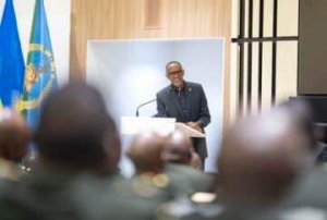 Perezida Kagame yagiranye ibiganiro n'abasirikare bakuru baheruka kujya mu kiruhuko cy'izabukuru 