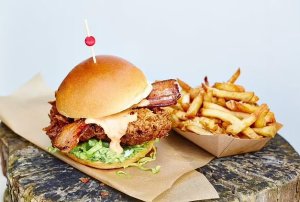 Yishe inshuti ye ayihora kuruma ku mugati w'umukunzi we