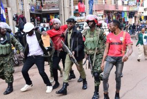 Kampala: Imyigaragambyo yatangiye, aba mbere batabwa muri yombi