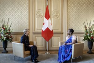 Amb Bakuramutsa yashyikirije Perezida Keller-Sutter impapuro zimwemerera guhagararira u Rwanda mu Busuwisi