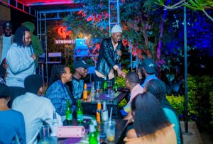 Umunyarwenya Clapton Kibonge yiganye Will Smith akubita Babu urushyi imbere y'imbaga y'abantu