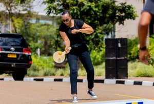 IFOTO Y'UMUNSI: Minisitiri Mimosa yakinnye Tennis yo ku muhanda karahava