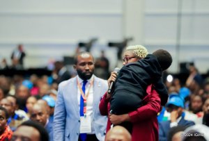 Uko byagendekeye umugore watakambiye Perezida Kagame ku mwana we avuga ko yatewe ubumuga n'abaganga