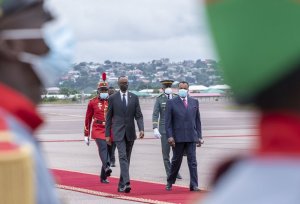 Mu mafoto , dore uko Perezida Kagame yakiriwe na mugenzi we wa Congo Denis Sassou N'Guesso