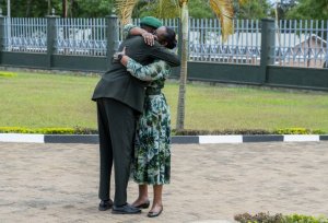 IFOTO Y'UMUNSI: Madamu Jeannette Kagame yishimiye umuhungu we winjiye muri RDF 