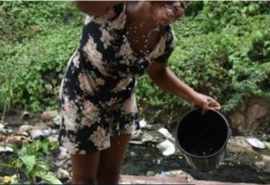 Nigeriya: Umukozi yahanishijwe kuvomesha ikiyiko akuzuza indobo 