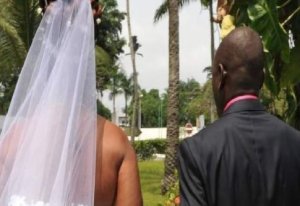 Gafotozi yasibye amafoto yose yari yafotoye mu bukwe kubera ko yimwe ibiryo n'ikiruhuko