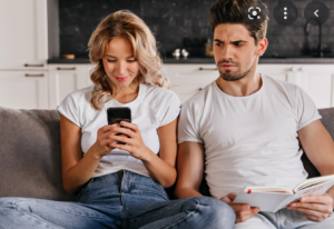 Dore impamvu zikwiye gutuma wirinda kureba muri Telephone y'umukunzi wawe