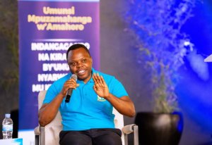 Minisitiri Utumatwishima yakebuye abashaka kuvanga ubufana n'amacakubiri