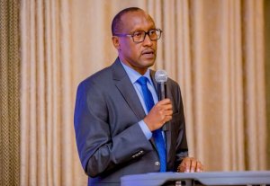 Uwayezu Jean Fidèle yavuze ko Rayon Sports ikwiriye abayobozi badakorera “inda zabo”