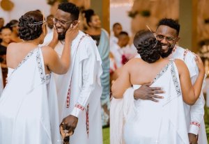 Ndagukunda Aline! Umuhanzi Lionel Sentore yatomoye umugore we Bijoux baherutse kurushinga