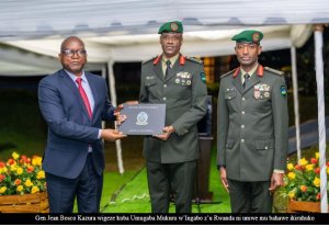 P. Kagame yashyize mu kiruhuko cy'izabukuru Gen Kazura n'abasirikare barenga 1,000