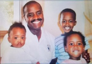 Mu butumwa avugamo u Rwanda Gen.Muhoozi yeruye ko abana be batagomba kumuzanira abakwe n'abakazana bagufi