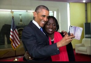 Mushiki wa Barack Obama yaciye ibintu ku mbuga nkoranyambaga kubera umusatsi we yahinduye bidasanzwe [AMAFOTO]