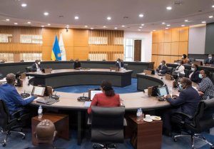 Ingendo mu modoka rusange zihuza intara n'umujyi wa Kigali zabujijwe abantu bategekwa kuba bageze mu ngo zabo saa moya