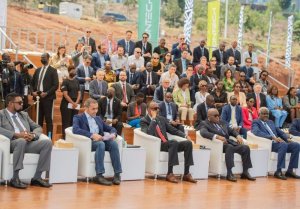 Perezida Kagame n'abandi banyacyubahiro bashyize ibuye ry'ifatizo ahazubakwa uruganda rw'inkingo