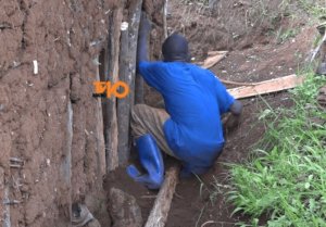 Rusizi:Umuturage ufite uburwayi bwo mu mutwe yatunguranye asanira umuturage inzu abandi bakorwa n'isoni