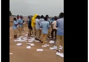 MINEDUC igiye guhana ba banyeshuri bagaragaye bishwanyagurijeho imyenda n'abatwitse amakayi yabo nyuma yo kurangiza ibizami