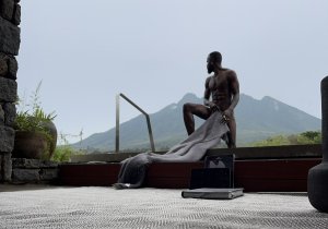 Ifoto y'Umunyamideri Moses Turahirwa yambaye hafi ubusa ikomeje kuvugisha benshi