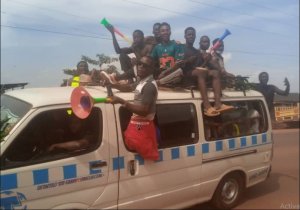 Polisi yafunze umushoferi watwaye abafana bicaye hejuru y'imodoka