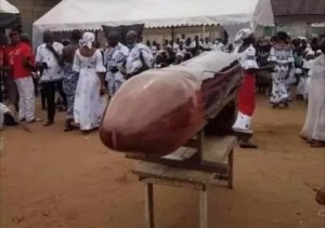 Umukobwa yashyinguwe mu isanduku ikoze mu ishusho y'igitsina cy'abagabo bivugisha benshi