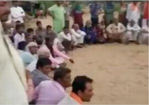 Abantu babiri bakomoka mu muryango umwe bategetswe kwambarira ubusa ku karubanda nyuma yo kubafata bari gusambana