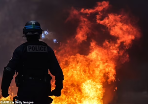 Abadepite babwiwe ko bazacibwa imitwe nibashyigikira gahunda ya Perezida Macron