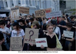 Imyigaragambyo yakaze i Kiev, Zelensky yiswe ‘sekibi'