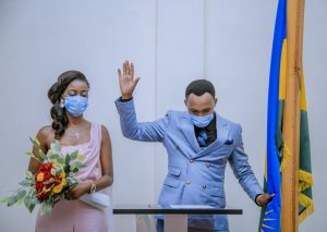 Umunyamakuru ukunzwe cyane kuri Radio Rwanda yasezeranye imbere y'amategeko[Amafoto]