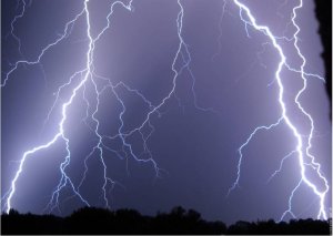 Umugore w'imyaka 25 yakubiswe n'inkuba iramuhitana 