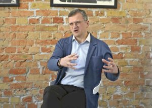 Uwari Minisitiri w'Ububanyi n'Amahanga wa Ukraine yahishuye uburyo yahunze igihugu nk'umujura