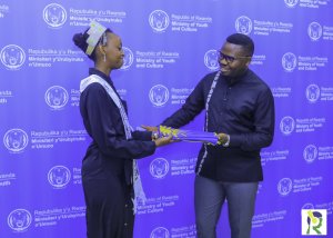 Miss Ingabire Grace ugiye guhagararira u Rwanda muri Miss World yahawe ibendera na Minisitiri Bamporiki[AMAFOTO]