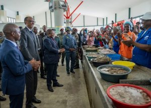 Perezida Kagame yabwiye amagambo akomeye abaturage ba Mozambike yasuye mu isoko