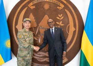 Perezida Kagame yagiranye ibiganiro na Lt Gen Huang Xucong