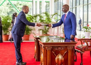 Amb Rwamucyo yatanze impapuro zimwemerera guhagararira u Rwanda muri Kenya