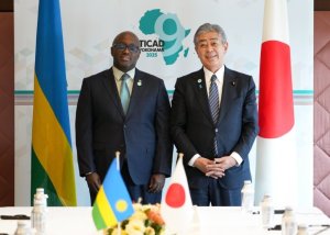 Minisitiri Nduhungirehe na Iwaya w'u Buyapani baganiriye ku bufatanye n'umutekano mu karere