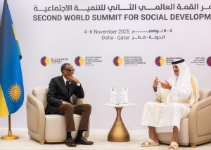 Perezida Kagame yaganiriye na Emir wa Qatar