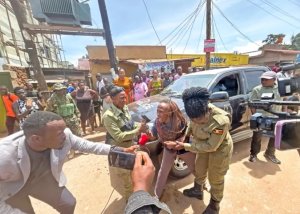 Igitero cy'uwitwaje umuhoro yagabye ku ishuri muri Uganda cyahitanye abana bane cyasize amarira menshi