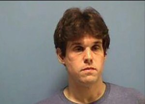 Padiri yafashwe ari gusambanyiriza abagore 2 kuri Alitari barimo ukina filimi z'urukozasoni