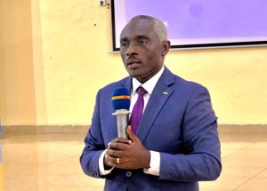 Rusizi: Meya Sindayiheba yakebuye abakora uburaya bashukishwa amafaranga menshi bakareka agakingirizo