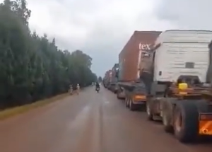 Urujijo ku murongo muremure w'amakamyo bikekwa ko yikoreye intwaro yagaragaye mu Burundi